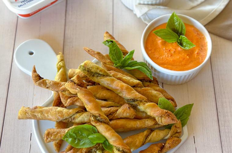 Grissini di sfoglia al pesto con Exquisa Senza Lattosio e pomodorini