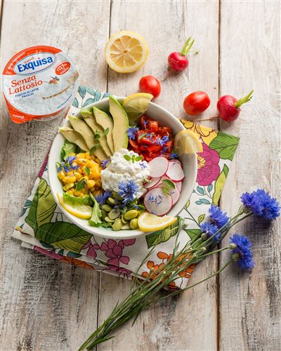 Bowl con avocado e fiocchi di latte, una lista creativa di ingredienti