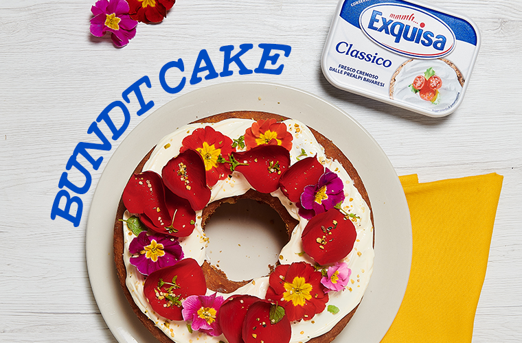 Bundt cake alle mandorle con frosting al formaggio fresco e fiori colorati