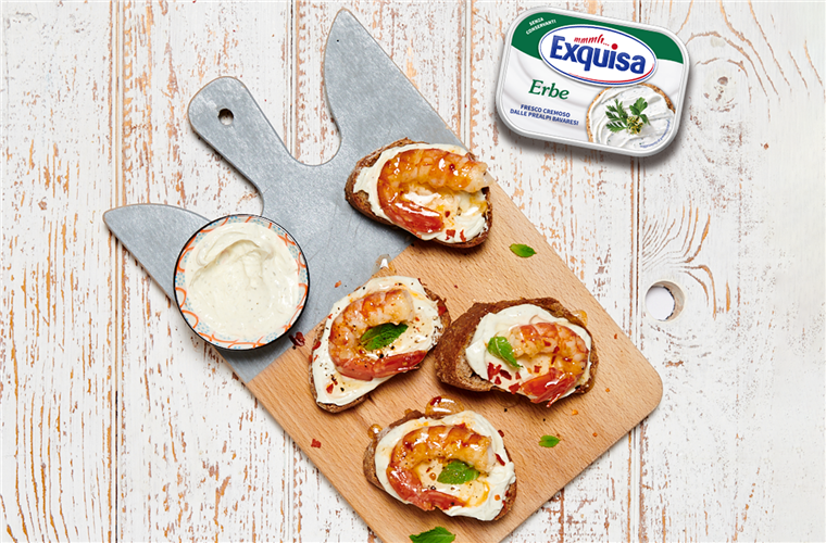 Crostino integrale con cremoso alle erbe e gamberi piccanti al lime