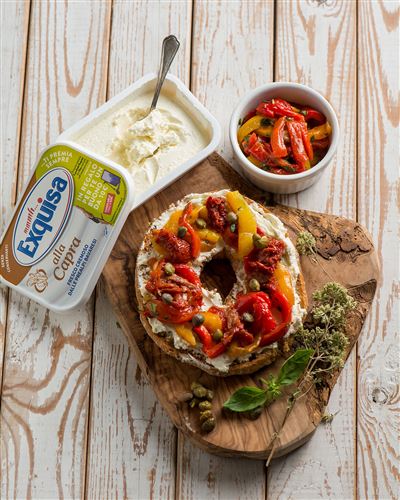 Friselle con peperoni e latticino alla capra