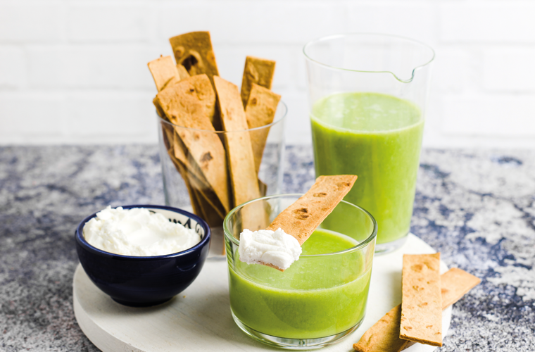 Gazpacho di lattuga e avocado con crackers di piadina