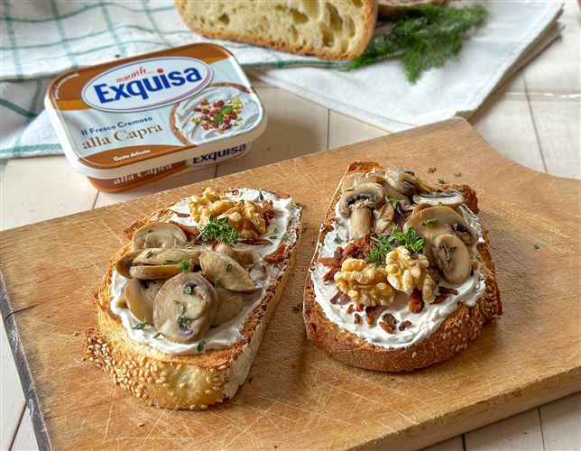 Bruschette con funghi, listarelle di speck e noci