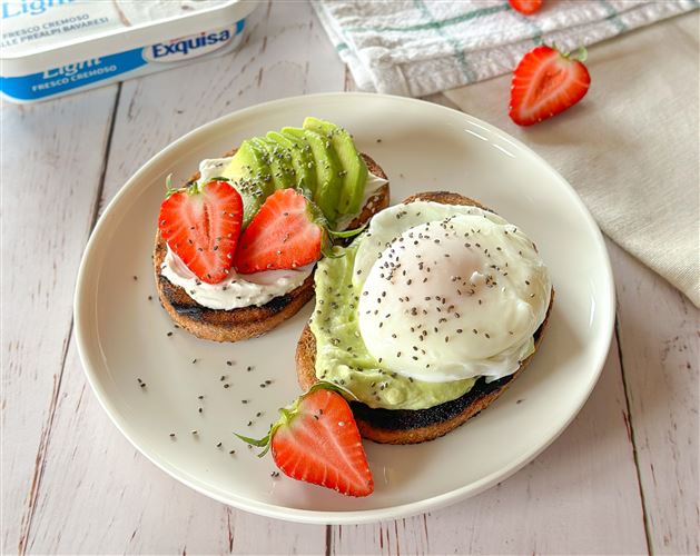 Avocado toast con Exquisa Light e uovo poche