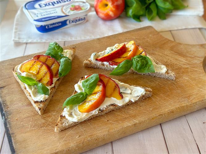Bruschette con pesche grigliate, basilico e Exquisa Classico