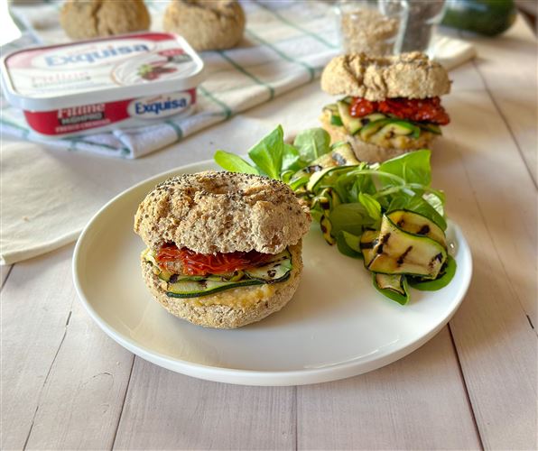 Bagel integrali con Exquisa fitline, verdure grigliate e pomodorini secchi