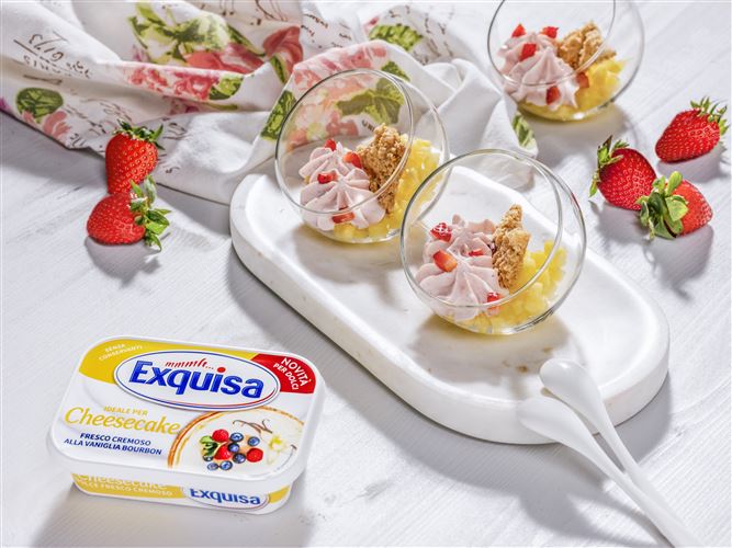 Mousse alle fragole con tartare di ananas e crumble al cocco