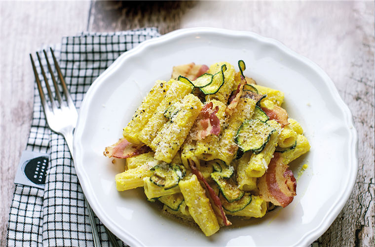 Rigatoni cremosi con zucchine e bacon croccante
