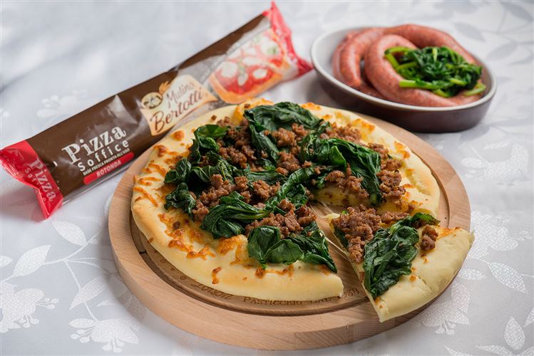 Pizza con salsiccia e cime di rapa