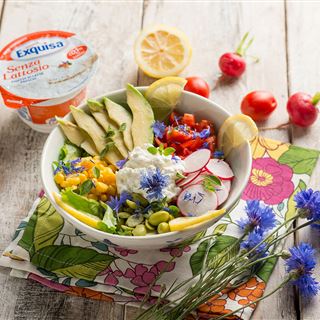 Bowl con avocado e fiocchi di latte, una lista creativa di ingredienti