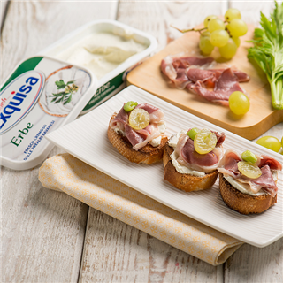 Bruschette con formaggio cremoso e prosciutto d’oca