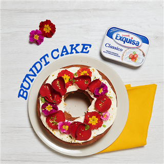 Bundt cake alle mandorle con frosting al formaggio fresco e fiori colorati