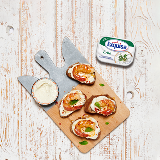 Crostino integrale con cremoso alle erbe e gamberi piccanti al lime