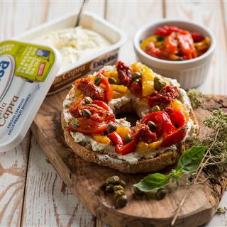 Friselle con peperoni e latticino alla capra