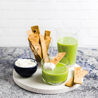 Gazpacho di lattuga e avocado con crackers di piadina