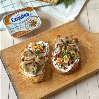 Bruschette con funghi, listarelle di speck e noci