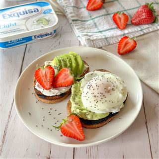 Avocado toast con Exquisa Light e uovo poche