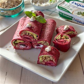 Roll di barbabietola con Exquisa, tonno e avocado