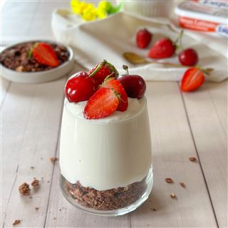 Coppette di crema alla vaniglia con fragole fresche e Exquisa Senza Lattosio