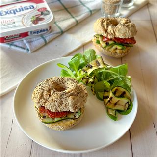 Bagel integrali con Exquisa fitline, verdure grigliate e pomodorini secchi