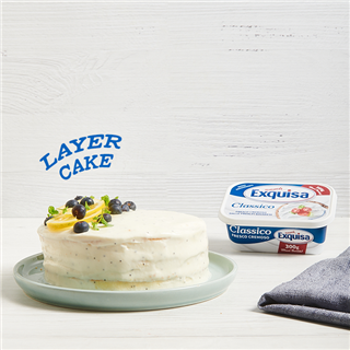 Layer cake con glassa al Fresco Cremoso e semi di papavero