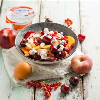 Macedonia di frutta con fiocchi di latte. L'alleato per gli sportivi!