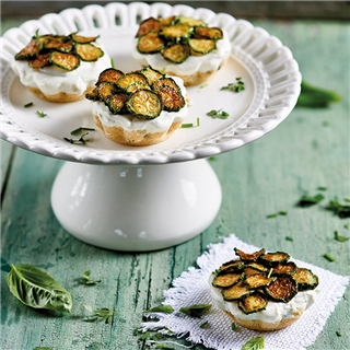 Mini cheesecake salate alle zucchine e menta