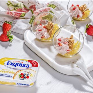 Mousse alle fragole con tartare di ananas e crumble al cocco