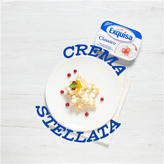 Stelle di pandoro con crema dolce di spalmabile, mango e ribes