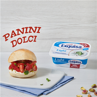 Panini con formaggio, fragole al miele e pistacchi