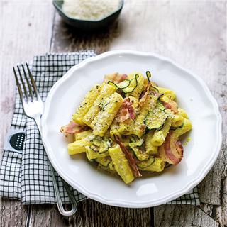 Rigatoni cremosi con zucchine e bacon croccante