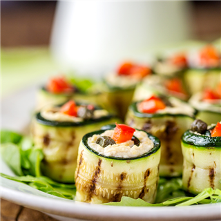 Rotolini di zucchine con hummus di Ceci e peperoni