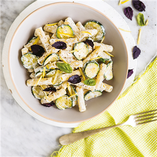 Sedanini alle zucchine, formaggio cremoso e basilico