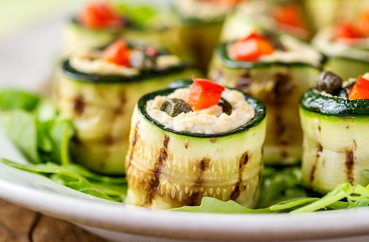 Rotolini di zucchine con hummus di Ceci e peperoni