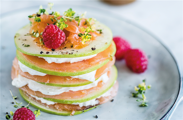 Millefoglie di mela, salmone e cremoso spalmabile