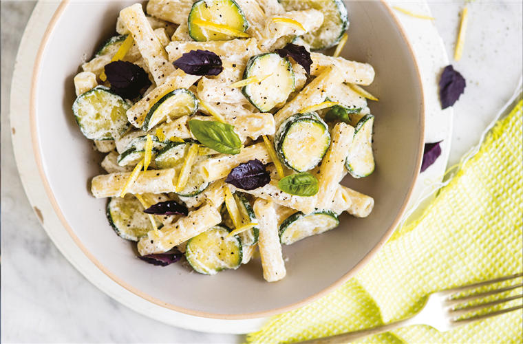 Sedanini alle zucchine, formaggio cremoso e basilico